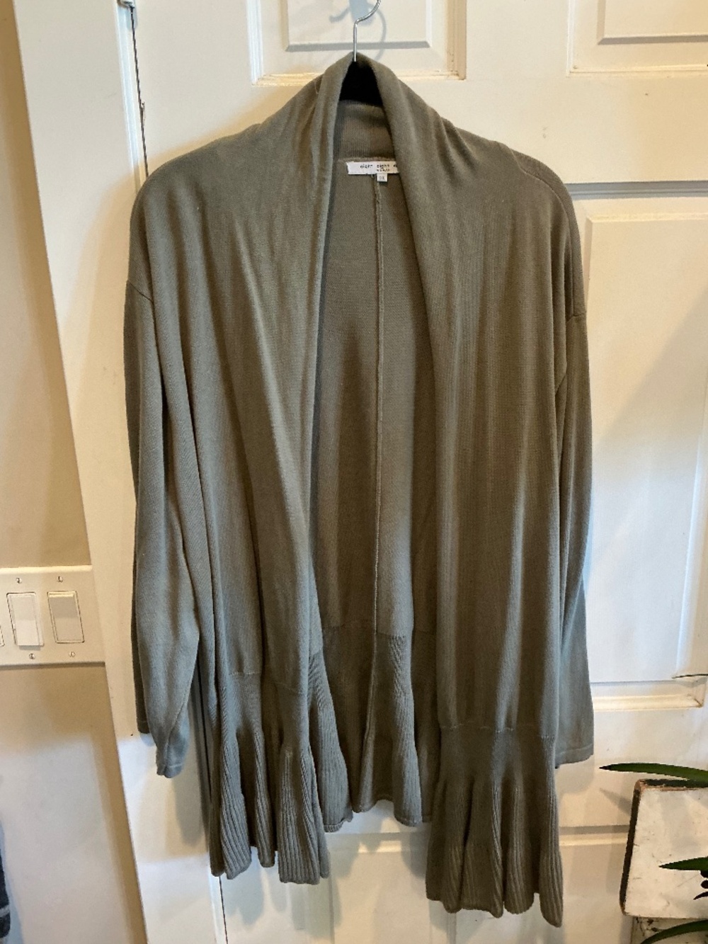 8 8 8 cardigan style sweater in mint condition! Plus size 3x